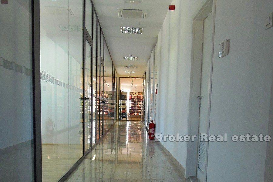Near Split - Logistics and distribution center