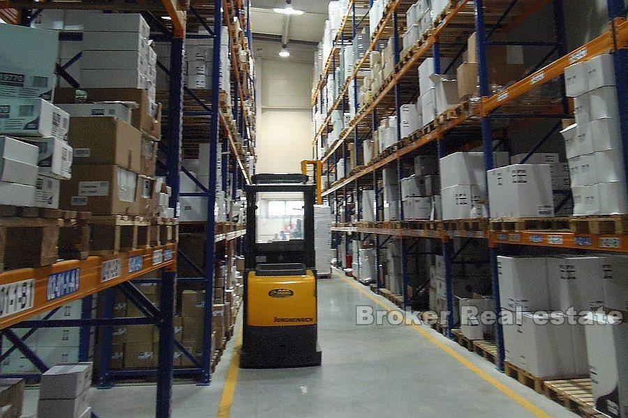 Near Split - Logistics and distribution center