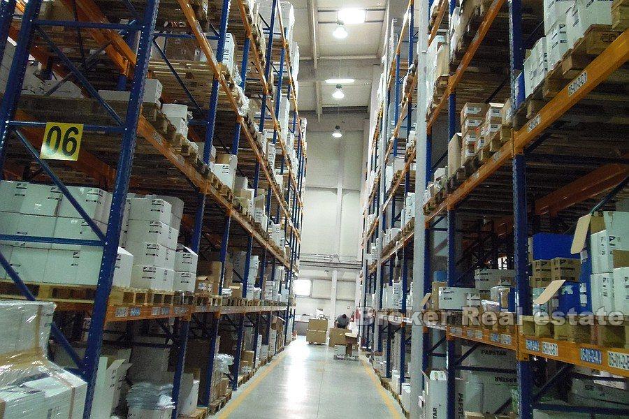 Near Split - Logistics and distribution center
