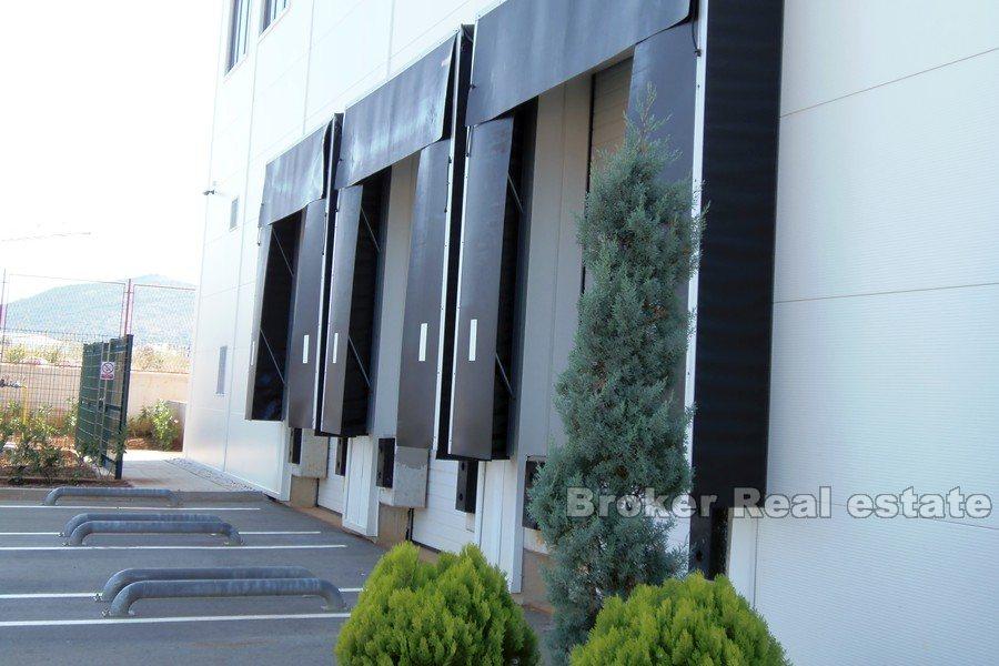Near Split - Logistics and distribution center