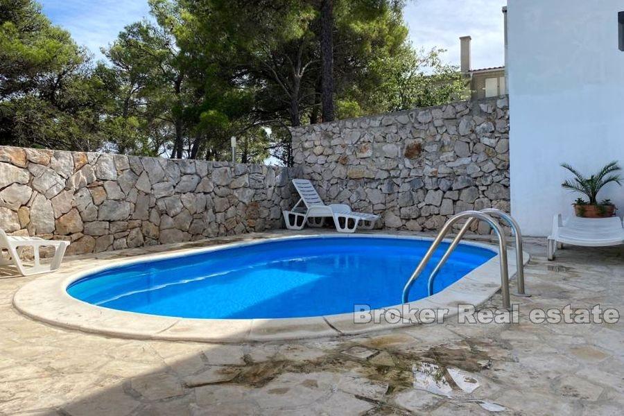 Près de Šibenik – Maison jumelée avec piscine