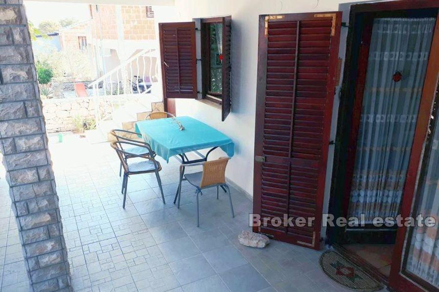 Près de Šibenik – Maison jumelée avec piscine