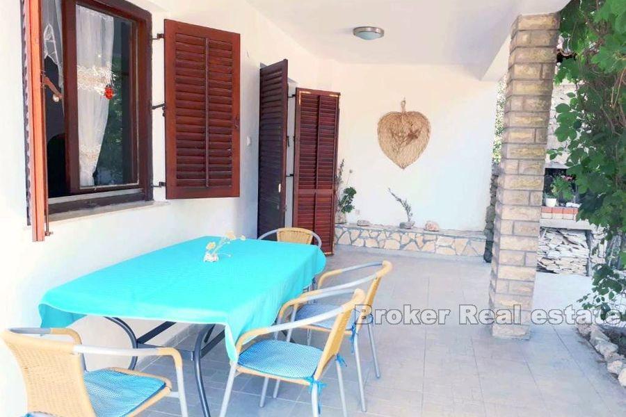 Près de Šibenik – Maison jumelée avec piscine