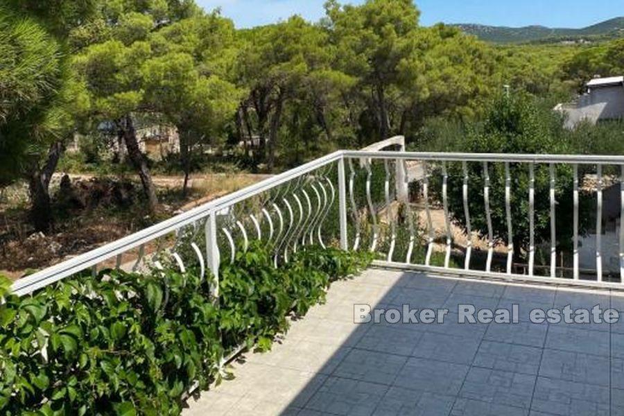 Près de Šibenik – Maison jumelée avec piscine