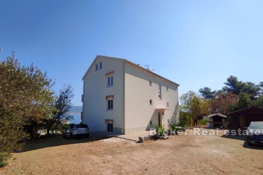 Otok Čiovo - Apartmanska kuća, drugi red do mora
