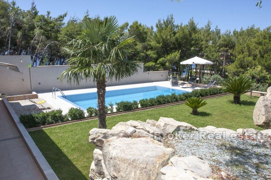 Blízko Splitu - Obytná budova s výhledem na moře