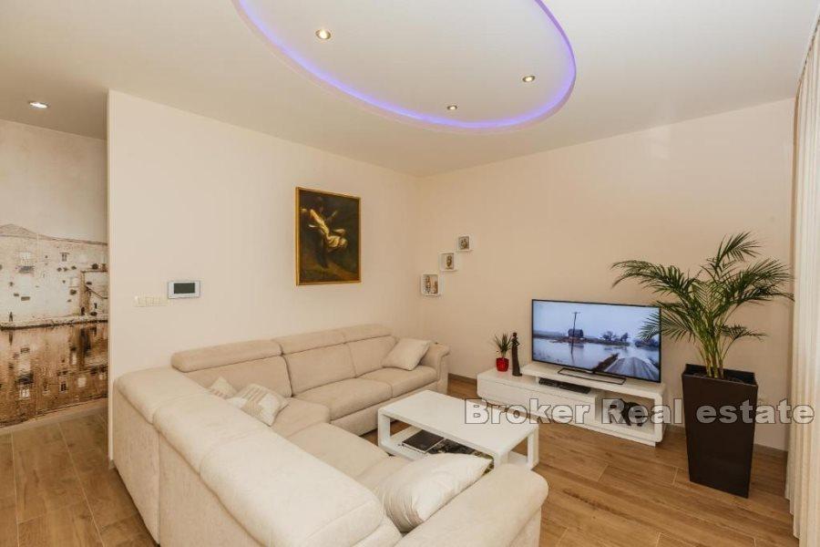 Kastela - Dom z basenem i widokiem na morze