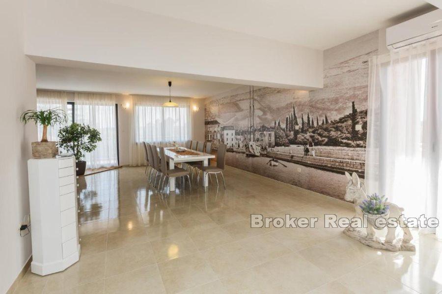 Kastela - Dom z basenem i widokiem na morze