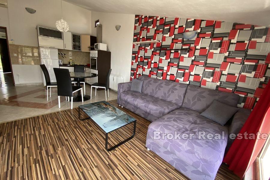 Øya Ciovo - Hus med basseng og havutsikt