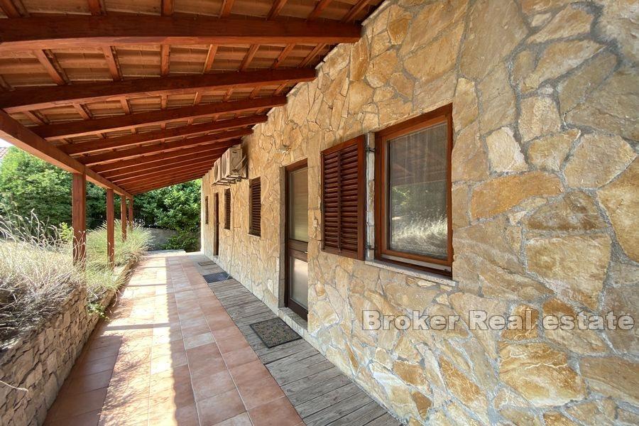 Île de Brac - Maison première rangée à la mer