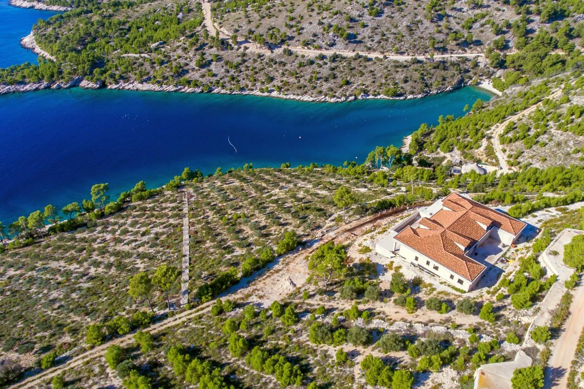 Øya Brac - Villa under bygging første rad til sjøen