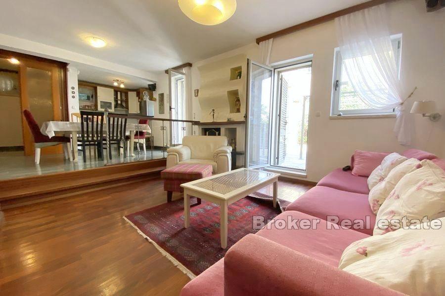 Split - Beautiful house with a yard near center