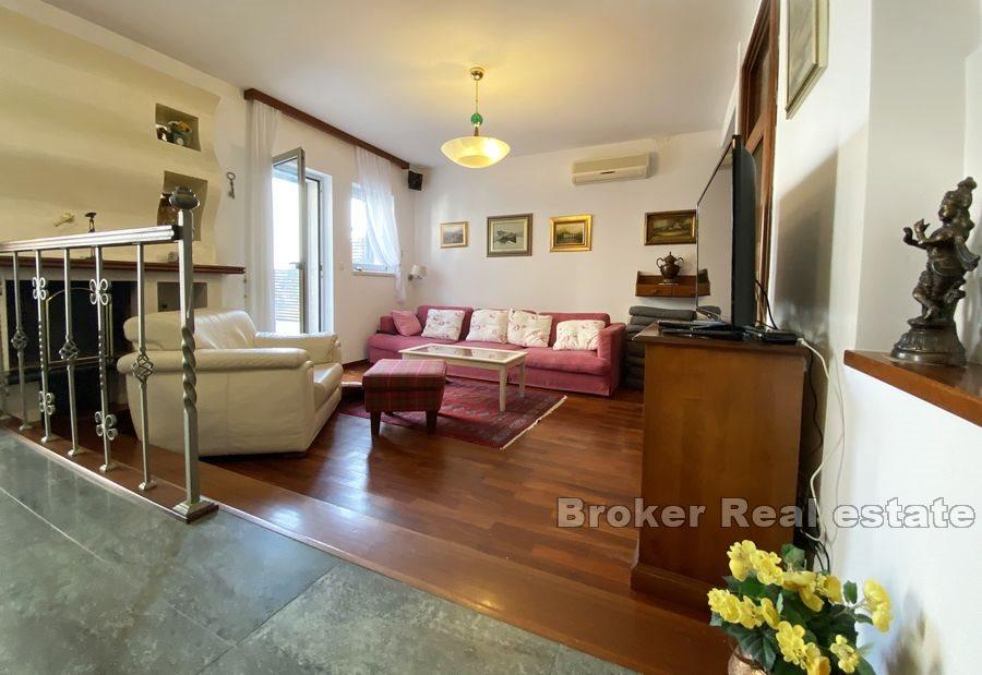 Split - Beautiful house with a yard near center