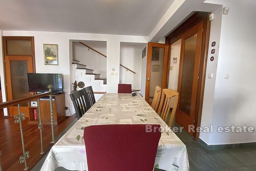 Split - Beautiful house with a yard near center