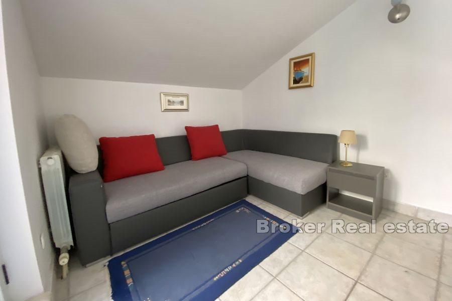 Split - Beautiful house with a yard near center