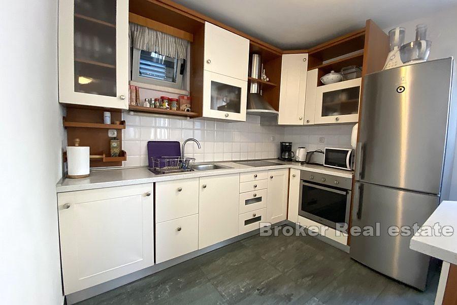 Split - Beautiful house with a yard near center