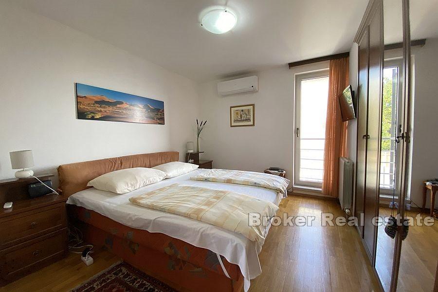 Split - Beautiful house with a yard near center