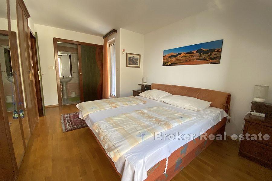 Split - Beautiful house with a yard near center