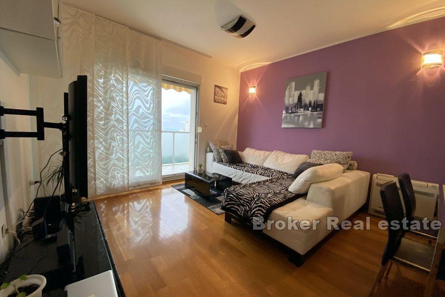 Split - Pazdigrad, atrakcyjny apartament z dwiema sypialniami z podwórkiem