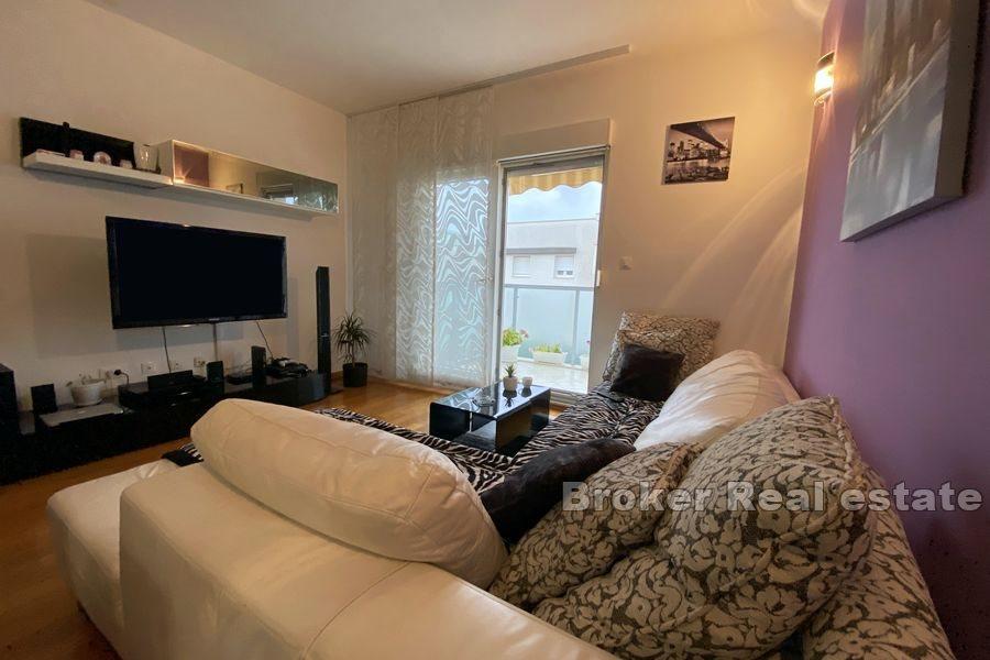 Split - Pazdigrad, atrakcyjny apartament z dwiema sypialniami z podwórkiem