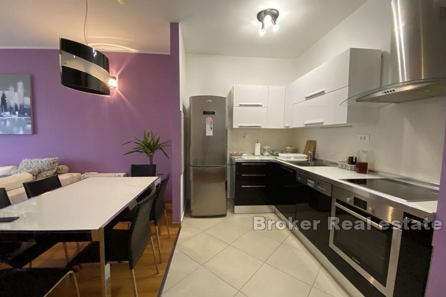 Split - Pazdigrad, atrakcyjny apartament z dwiema sypialniami z podwórkiem