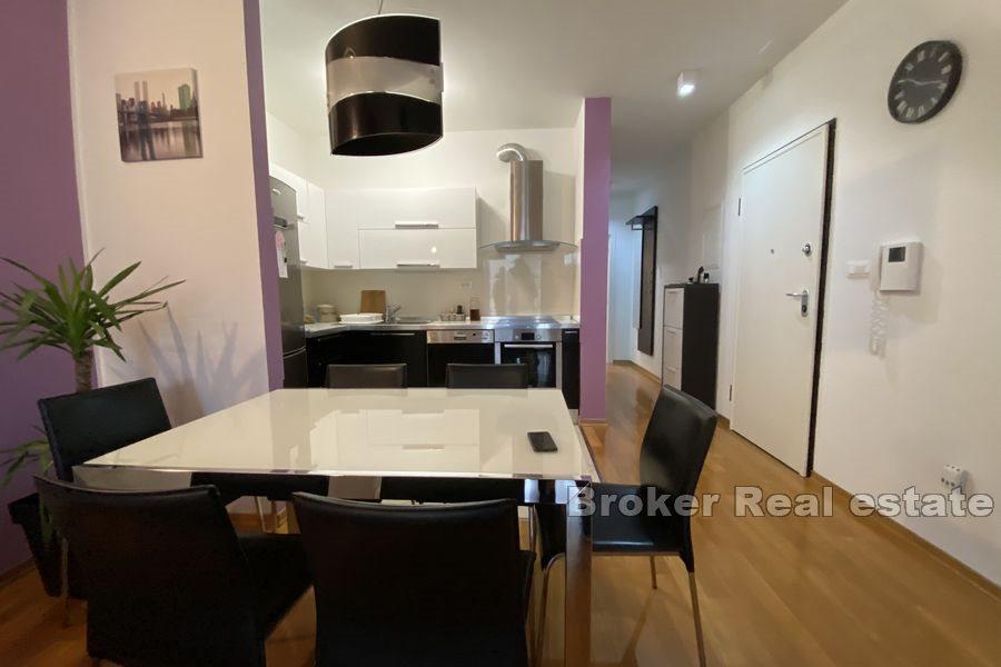 Split - Pazdigrad, atrakcyjny apartament z dwiema sypialniami z podwórkiem