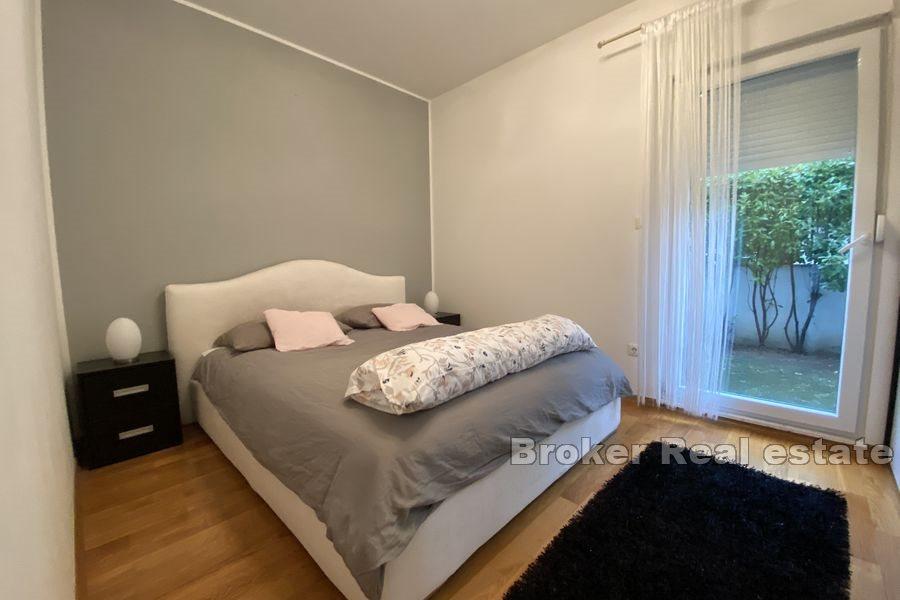 Split - Pazdigrad, atrakcyjny apartament z dwiema sypialniami z podwórkiem