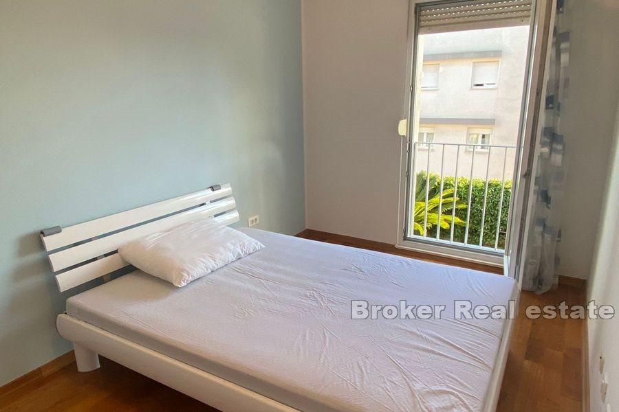 Split - Pazdigrad, atrakcyjny apartament z dwiema sypialniami z podwórkiem