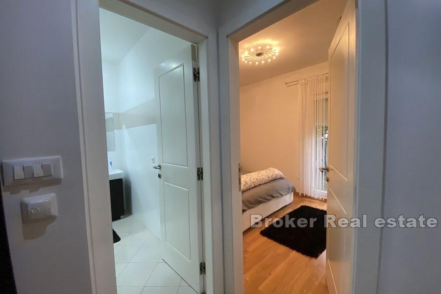 Split - Pazdigrad, atrakcyjny apartament z dwiema sypialniami z podwórkiem