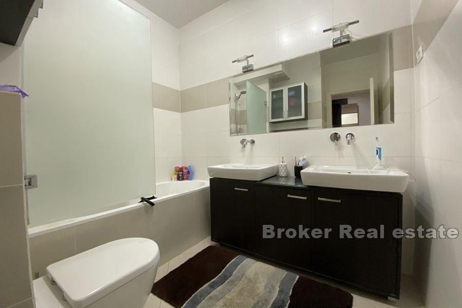 Split - Pazdigrad, atrakcyjny apartament z dwiema sypialniami z podwórkiem