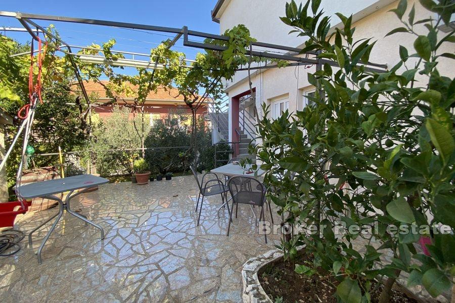 Trogir - Schönes Haus mit Garten in der Nähe des Zentrums