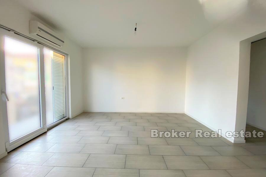 Split - Spacious three bedroom apartment with yard