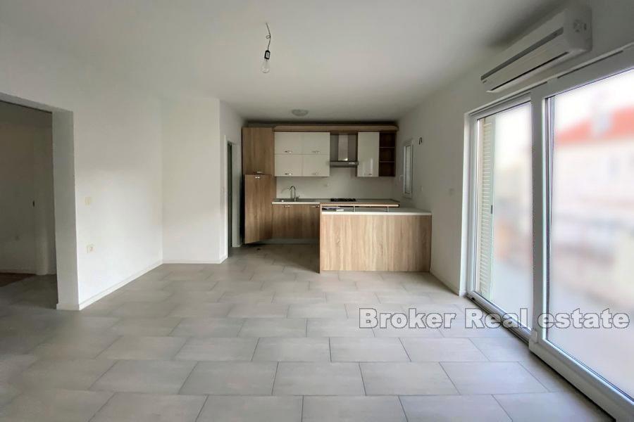 Split - Spacious three bedroom apartment with yard