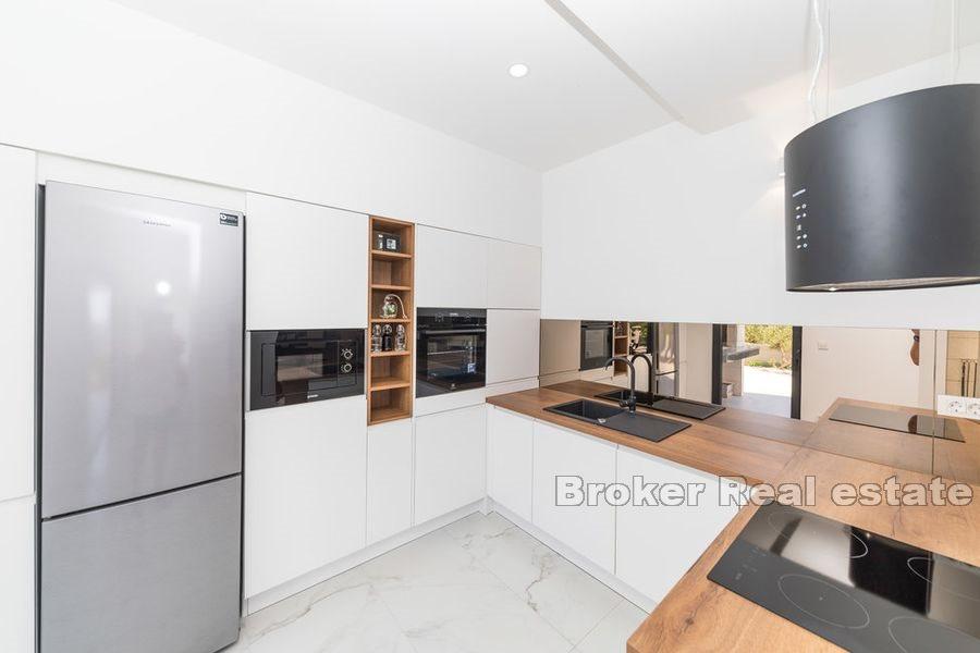 Ostrov Čiovo - moderní nově postavená vila s bazénem