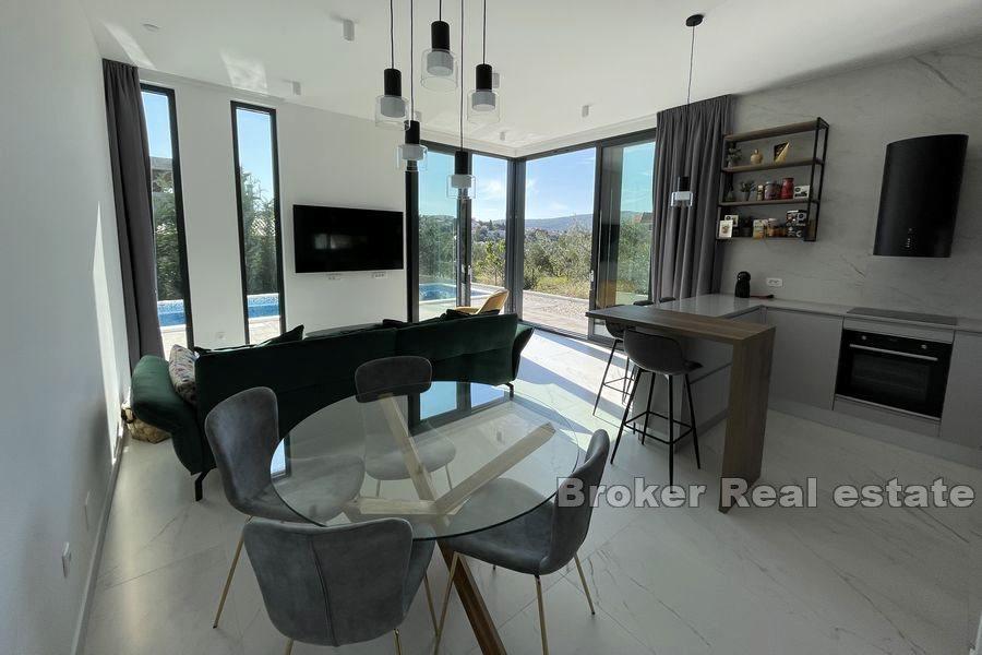 Neďaleko Trogiru - Moderná vila s bazénom