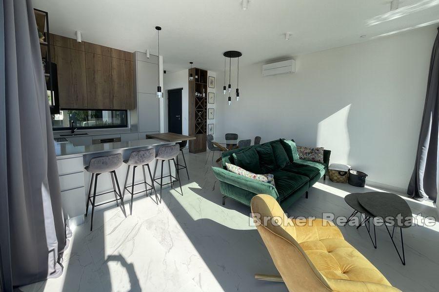 Neďaleko Trogiru - Moderná vila s bazénom