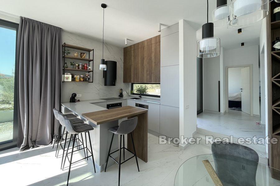 Neďaleko Trogiru - Moderná vila s bazénom