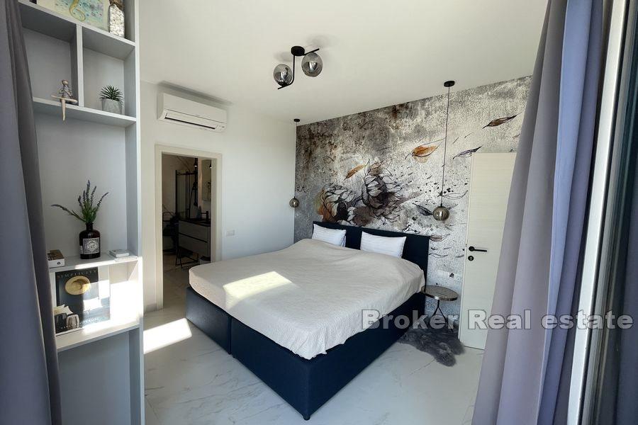 Neďaleko Trogiru - Moderná vila s bazénom