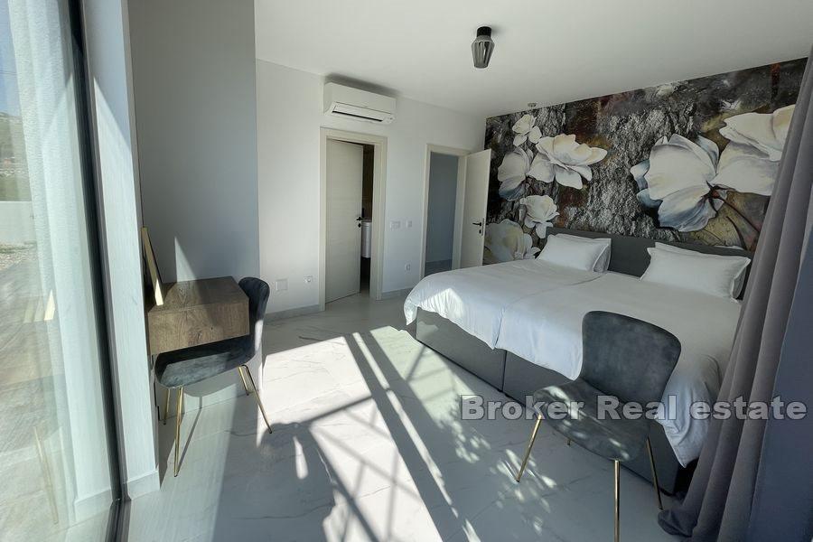 Neďaleko Trogiru - Moderná vila s bazénom