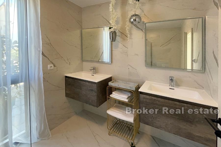 Neďaleko Trogiru - Moderná vila s bazénom