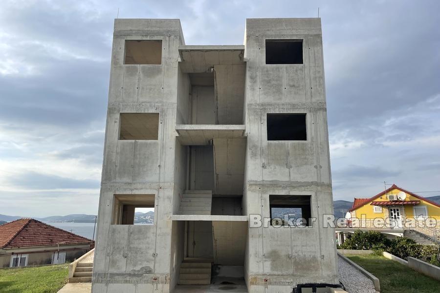 Ostrov Čiovo - Nedokončená budova s výhledem na moře