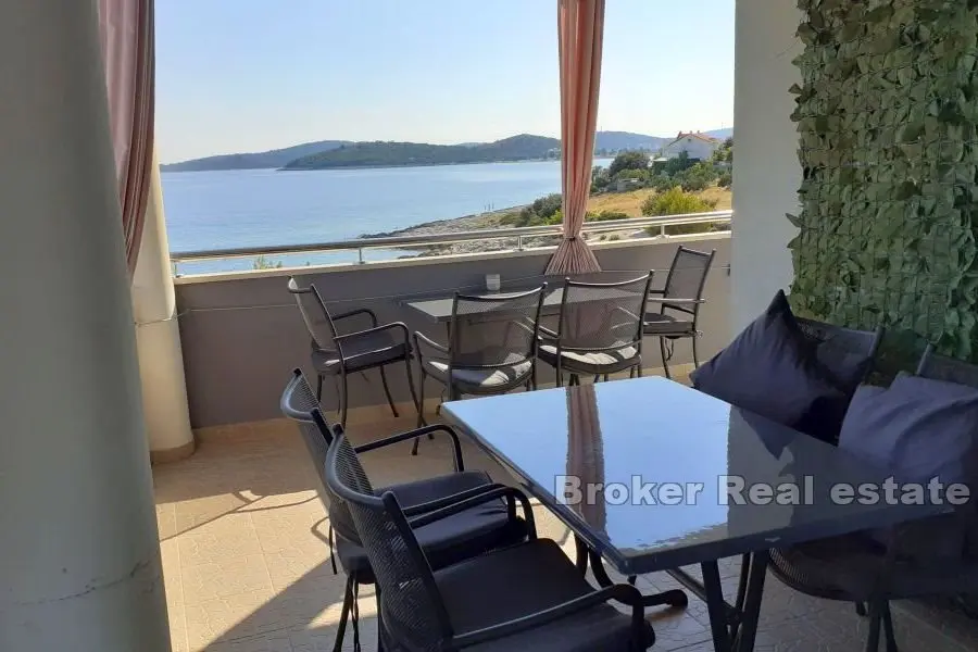 Rogoznica - Leilighetshus med utsikt over havet og øyene