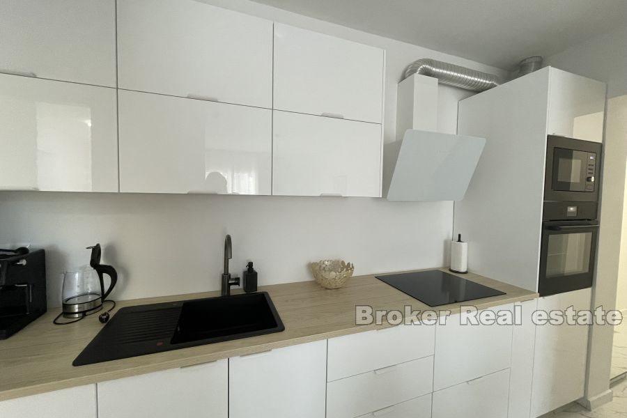 Trstenik - Przestronny, nowocześnie urządzony apartament z dwiema sypialniami