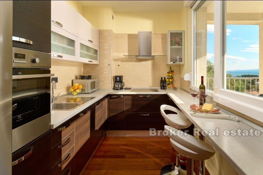 Split - Meje - Trzypokojowy apartament z nowoczesnym wystrojem i widokiem na morze
