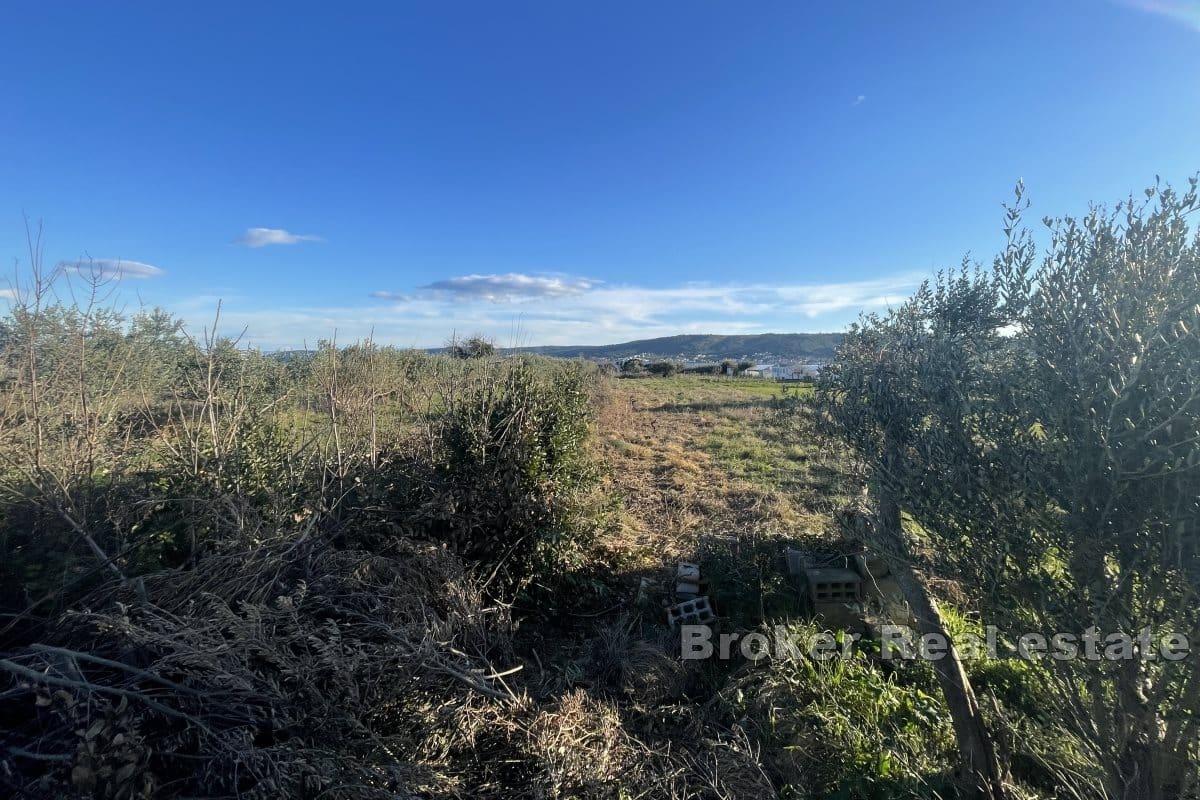 Prostorný stavební pozemek v první řadě k moři