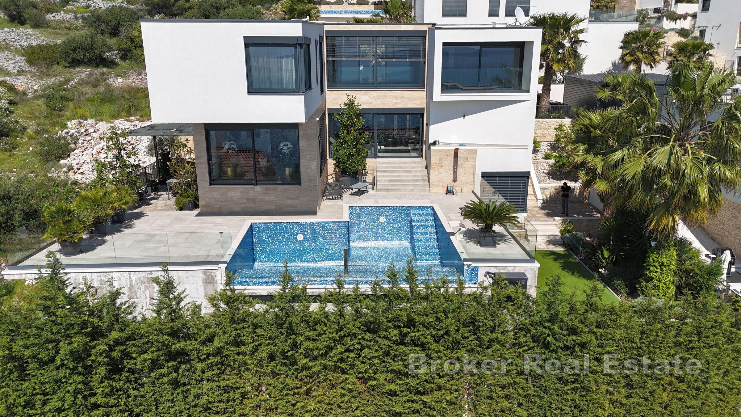 Villa moderne avec piscine proche de la mer