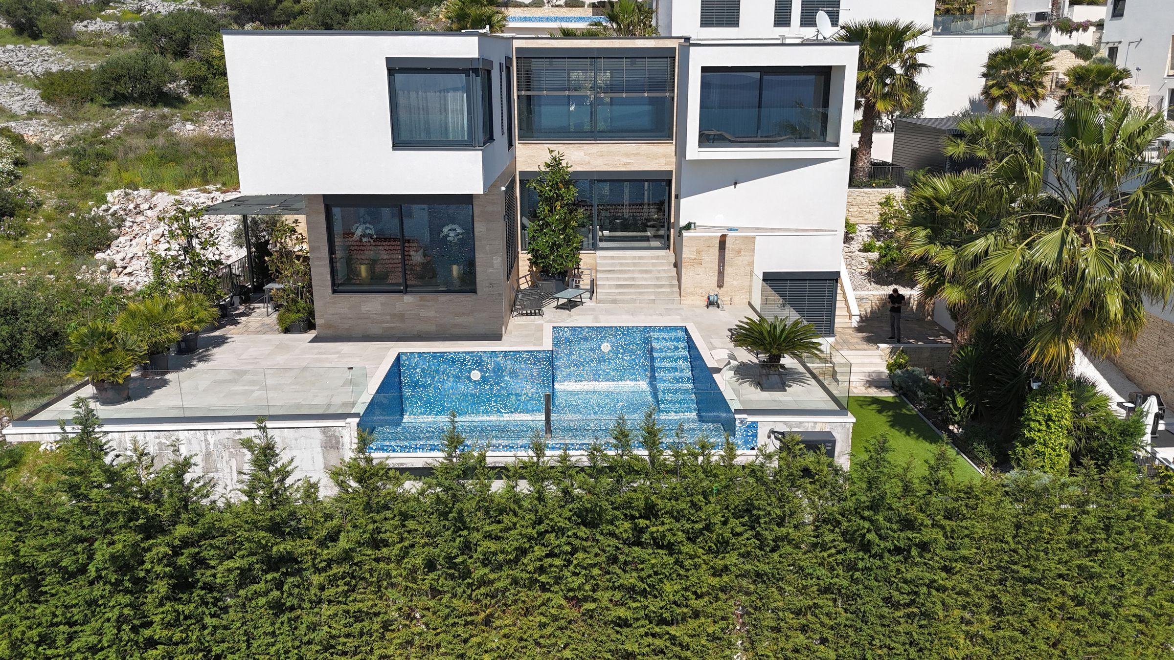 Villa moderne avec piscine proche de la mer