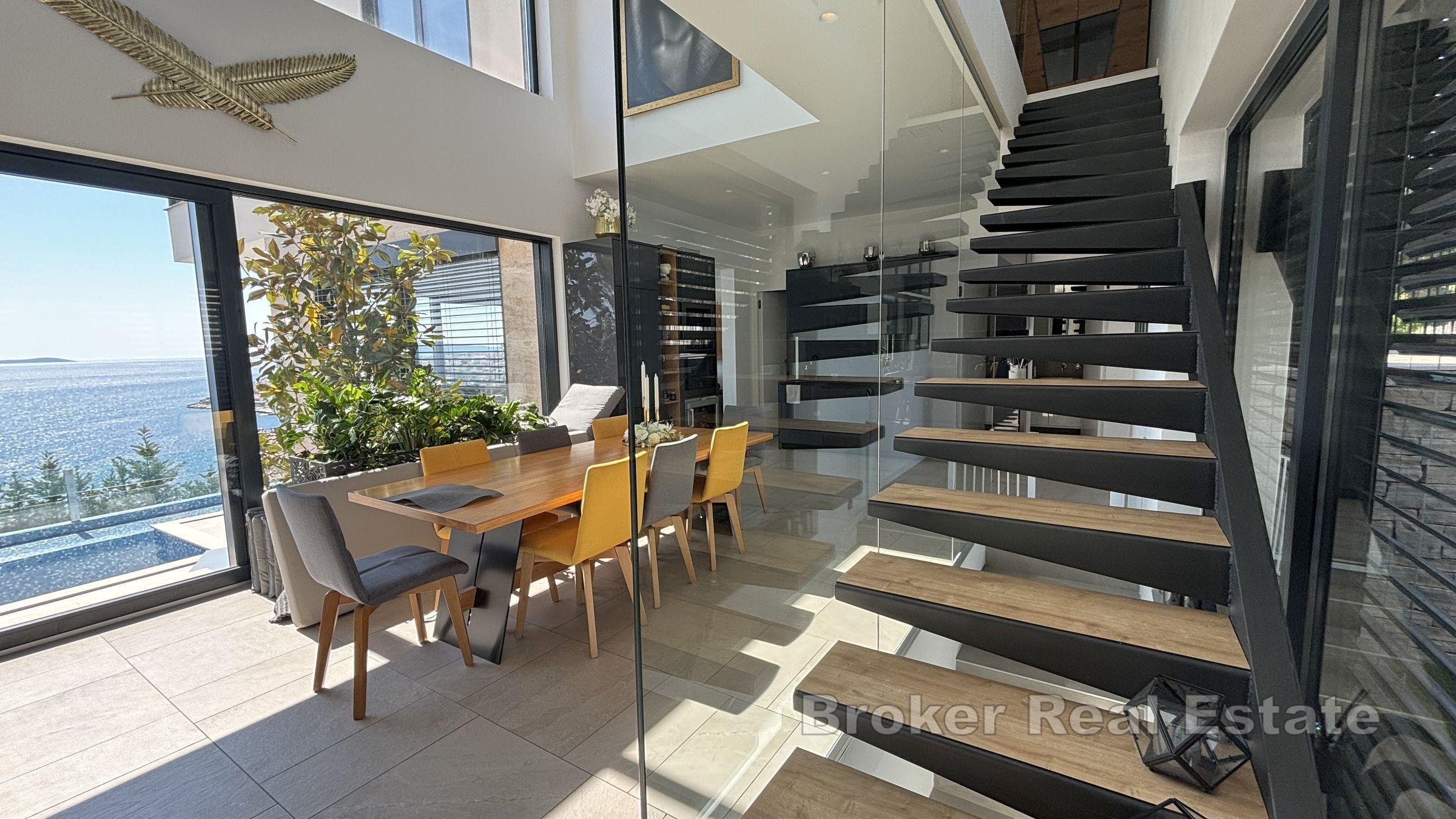 Moderna vila s bazenom blizu mora