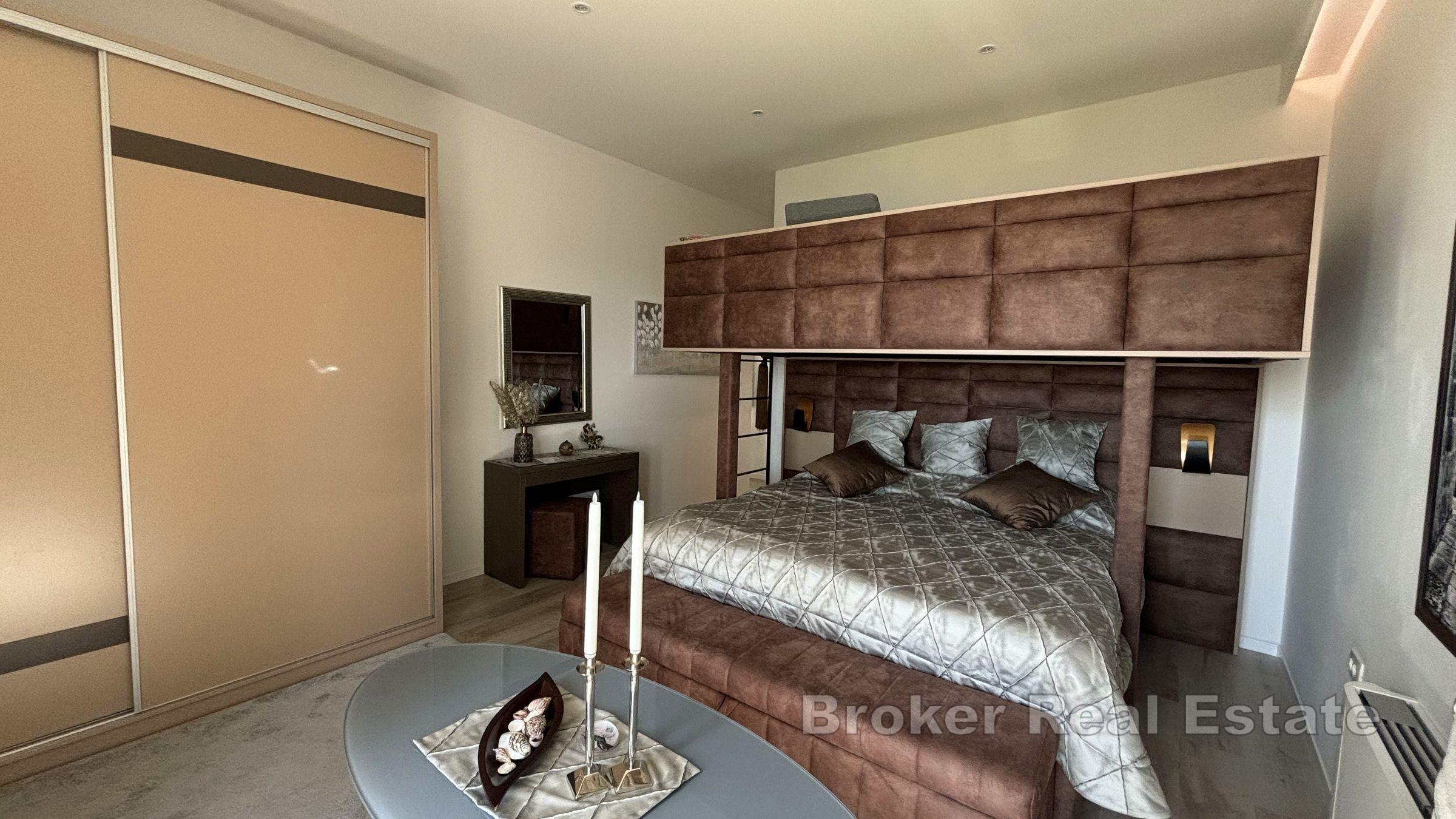 Moderna vila s bazenom blizu mora