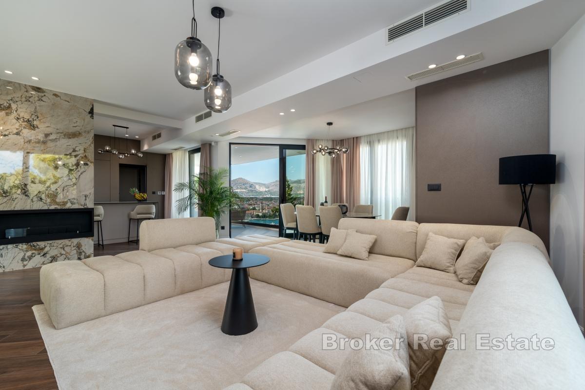 Moderne villa med svømmebasseng ikke langt fra sjøen